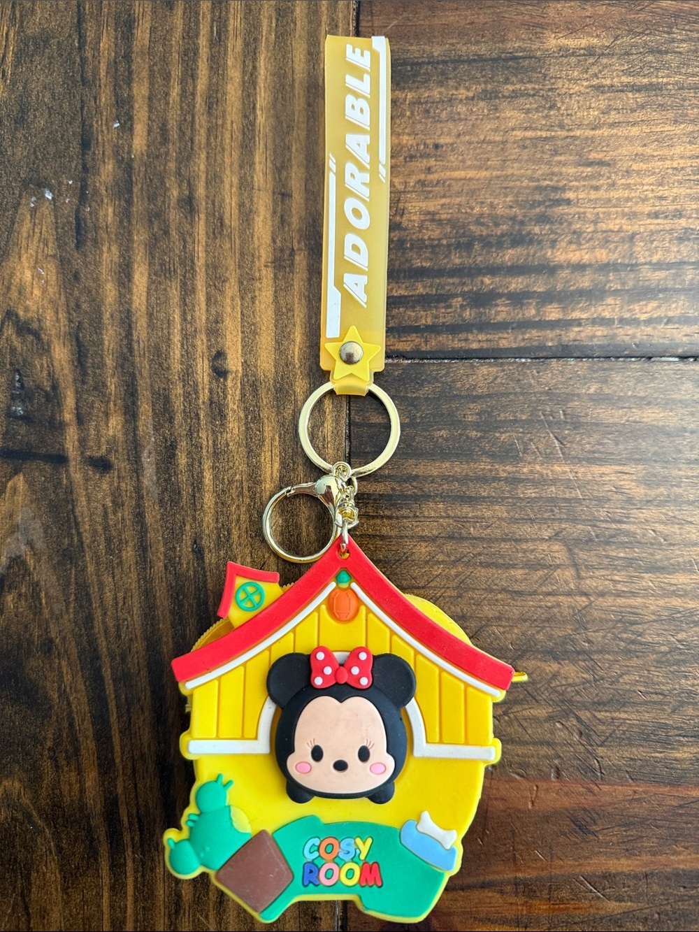 Adorable Disney-Themed Minnie Mouse Keychain w/Gold-tone Ring and Chain